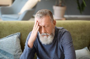 Üst düzey adam evde baş ağrısı acı