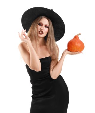 Cadılar Bayramı için beyaz arka planda cadı gibi giyinmiş güzel bir kadın.