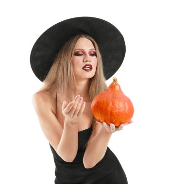 Cadılar Bayramı için beyaz arka planda cadı gibi giyinmiş güzel bir kadın.