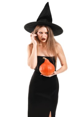 Cadılar Bayramı için beyaz arka planda cadı gibi giyinmiş güzel bir kadın.