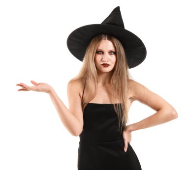 Cadılar Bayramı için beyaz arka planda cadı gibi giyinmiş güzel bir kadın.