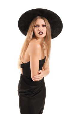 Cadılar Bayramı için beyaz arka planda cadı gibi giyinmiş güzel bir kadın.