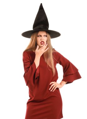 Cadılar Bayramı için beyaz arka planda cadı gibi giyinmiş güzel bir kadın.