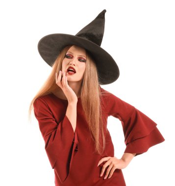 Cadılar Bayramı için beyaz arka planda cadı gibi giyinmiş güzel bir kadın.