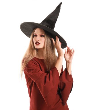 Cadılar Bayramı için beyaz arka planda cadı gibi giyinmiş güzel bir kadın.