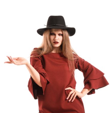 Cadılar Bayramı için beyaz arka planda cadı gibi giyinmiş güzel bir kadın.