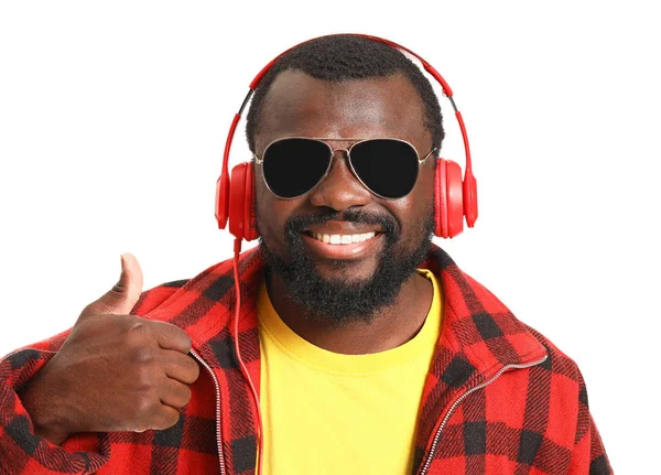 Jóképű afro-amerikai férfi zenét hallgat, fehér alapon — Stock Fotó