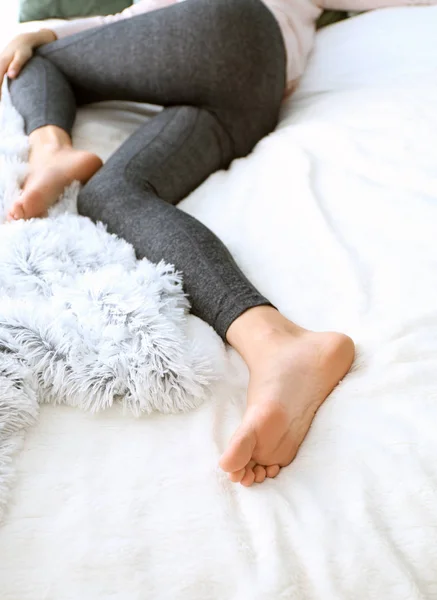 Genç kadın yatakta evde Yoga uygulamak — Stok fotoğraf
