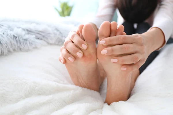 Giovane donna che pratica yoga sul letto a casa, primo piano — Foto Stock