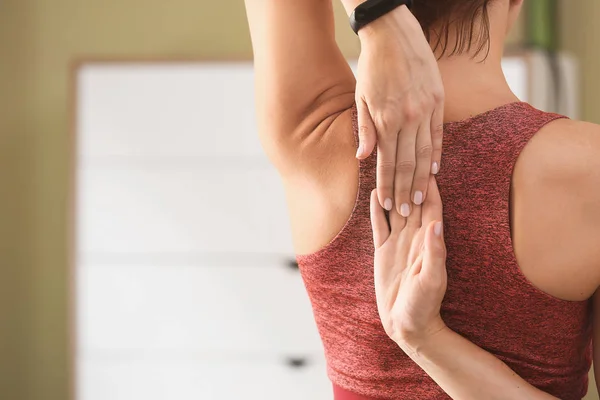 Tânără femeie practicând yoga acasă, closeup — Fotografie, imagine de stoc