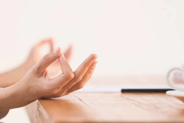 Jovem empresária meditando no escritório, close-up — Fotografia de Stock