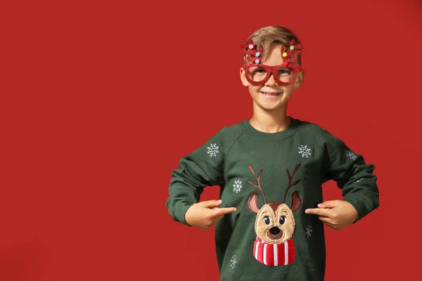 Söt pojke i jul tröja på färg bakgrund — Stockfoto