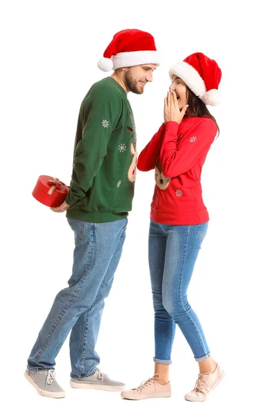 Hombre ocultando regalo de Navidad para su esposa detrás de la espalda contra fondo blanco — Foto de Stock