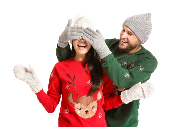 Молода пара в різдвяних светрах на білому тлі — стокове фото