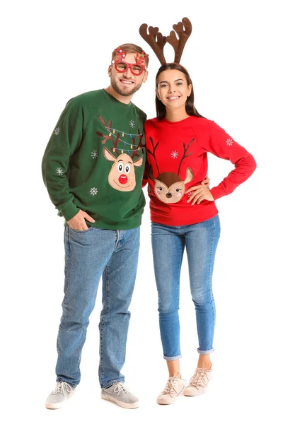 Смішна молода пара в різдвяних светрах на білому тлі — стокове фото