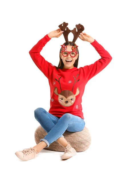 Смішна молода жінка на різдвяному светрі на білому тлі — стокове фото