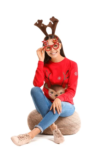 Vtipná mladá žena v vánoční svetr na bílém pozadí — Stock fotografie