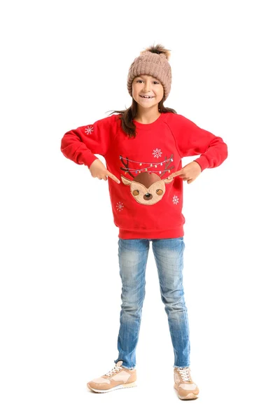 Noel süveteri ve beyaz arka planda örülmüş şapkası olan küçük bir kız. — Stok fotoğraf