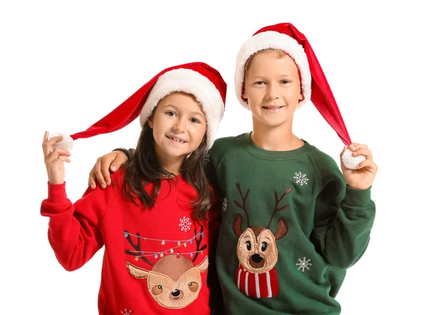 Små barn i jultröjor och Santa hattar på vit bakgrund — Stockfoto