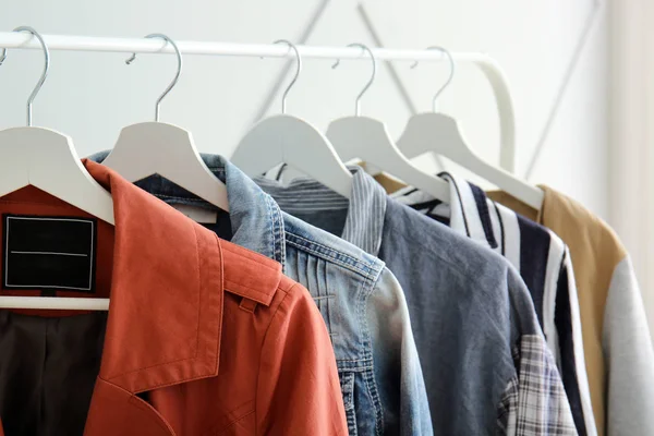 Rack com roupas penduradas dentro de casa, close-up — Fotografia de Stock