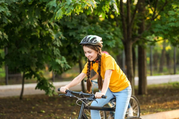 Мила дівчина верхи на велосипеді на відкритому повітрі — стокове фото