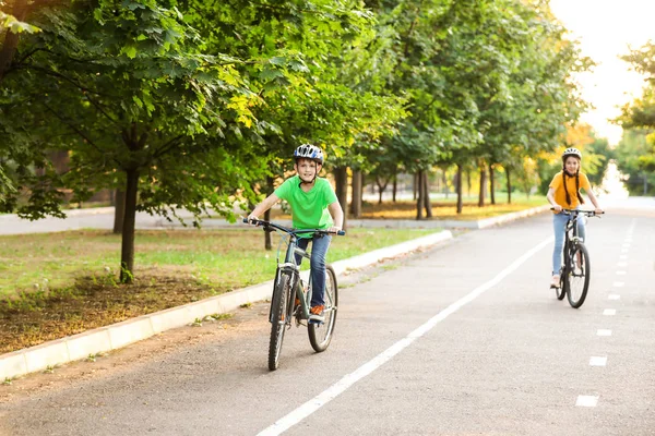 Lindos niños montando bicicletas al aire libre —  Fotos de Stock