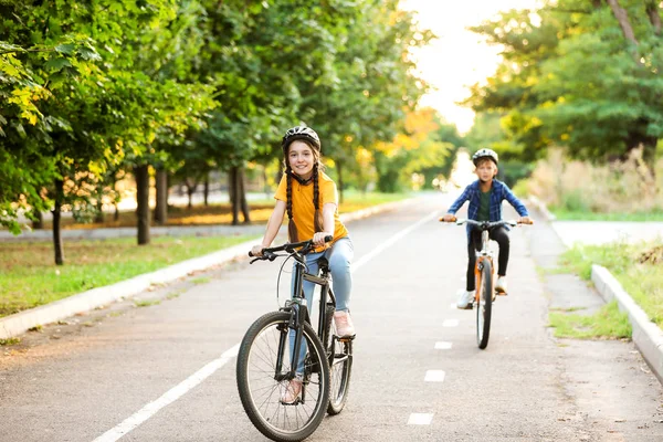 Enfants mignons à vélo à l'extérieur — Photo