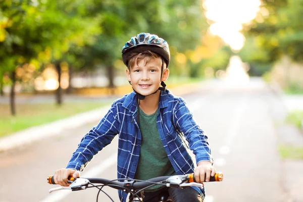 Χαριτωμένο αγόρι ιππασία ποδήλατο σε εξωτερικούς χώρους — Φωτογραφία Αρχείου