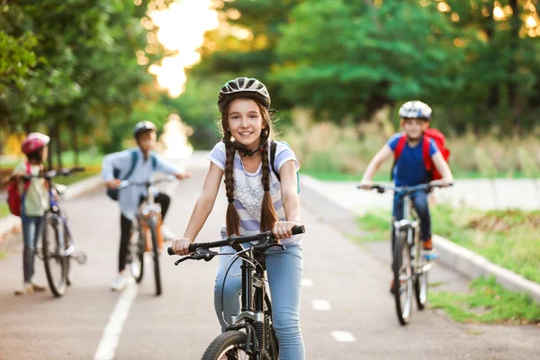 Lindos niños montando bicicletas al aire libre —  Fotos de Stock