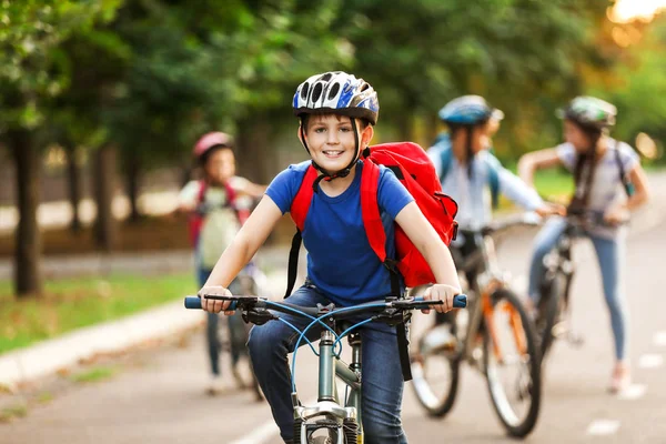 Милі діти катаються на велосипедах на відкритому повітрі — стокове фото