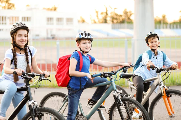 Lindos niños montando bicicletas al aire libre — Foto de Stock