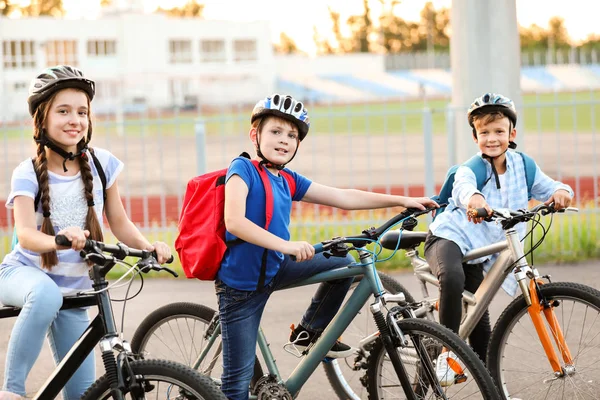 Lindos niños montando bicicletas al aire libre — Foto de Stock