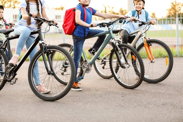 Lindos niños montando bicicletas al aire libre — Foto de Stock