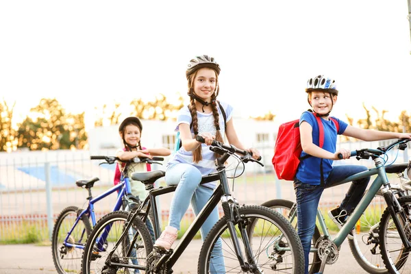 Crianças bonitos andar de bicicleta ao ar livre — Fotografia de Stock