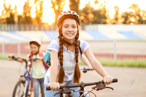 Lindos niños montando bicicletas al aire libre —  Fotos de Stock