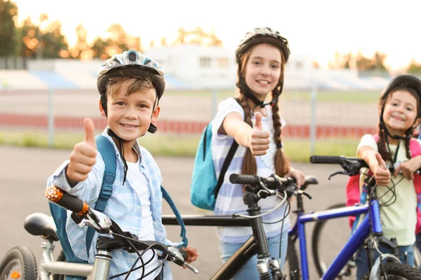 Crianças bonitos andar de bicicleta ao ar livre — Fotografia de Stock