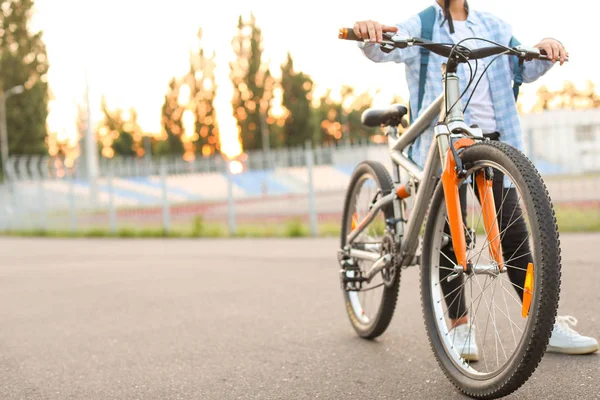 Lindo niño montando bicicleta al aire libre —  Fotos de Stock