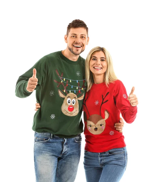 Joyeux couple en chandails de Noël montrant pouce vers le haut sur fond blanc — Photo