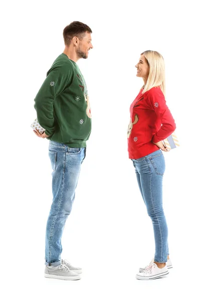 Pareja feliz con regalos de Navidad sobre fondo blanco — Foto de Stock