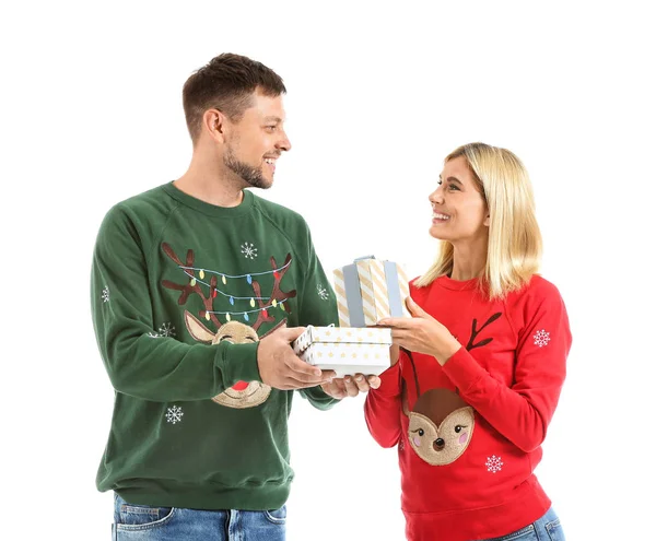 Glückliches Paar mit Weihnachtsgeschenken auf weißem Hintergrund — Stockfoto