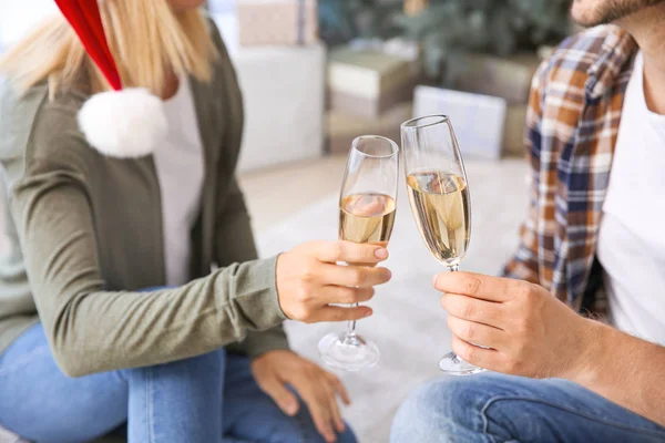 Feliz casal bebendo champanhe em casa na véspera de Natal — Fotografia de Stock