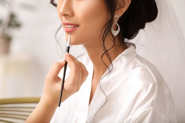 Professional makeup artist working with young Asian bride at home — Stock Photo, Image