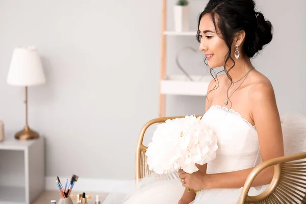 Schöne junge asiatische Braut zu Hause — Stockfoto