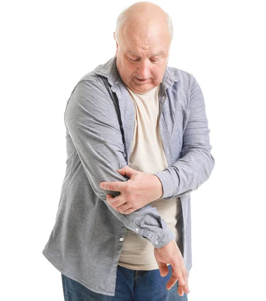 Senior man die lijden aan pijn in de elleboog op witte achtergrond — Stockfoto