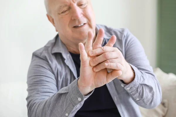 Senior leidet zu Hause unter Schmerzen im Handgelenk — Stockfoto