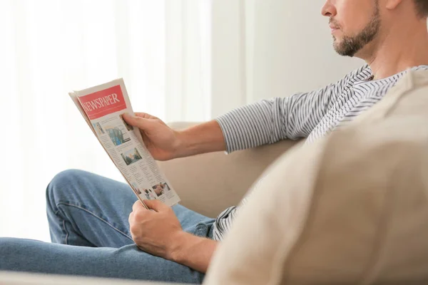 Homem com jornal relaxante em casa — Fotografia de Stock