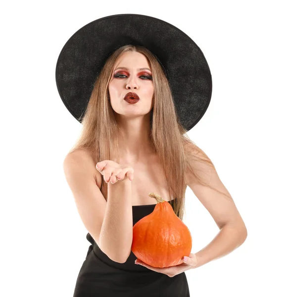 Mulher bonita vestida como bruxa para o Halloween no fundo branco — Fotografia de Stock