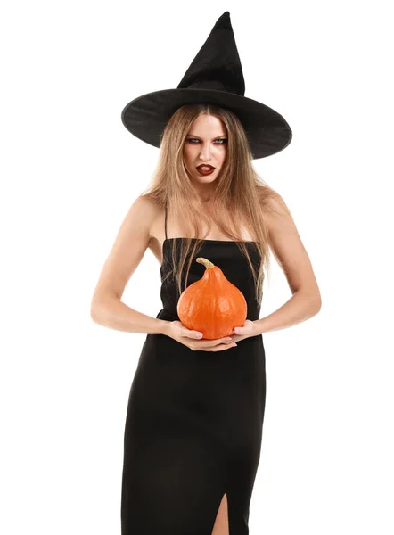 Krásná žena oblečená jako čarodějnice na Halloween na bílém pozadí — Stock fotografie