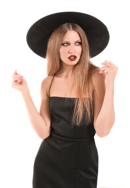Красивая женщина одета как ведьма на Хэллоуин на белом фоне — стоковое фото