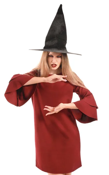 Belle femme habillée en sorcière pour Halloween sur fond blanc — Photo